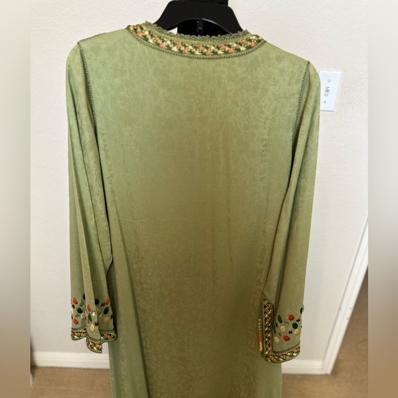 Vintage Moroccan Green Kaftan with Orange Embroideries. Size 16 - Picture 7 of 12